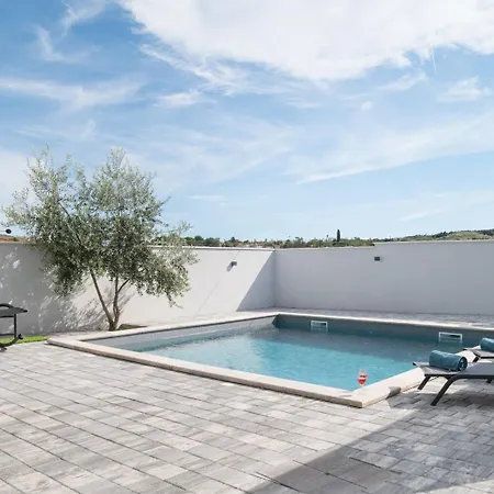 Luxury Jakov With Pool 빌라