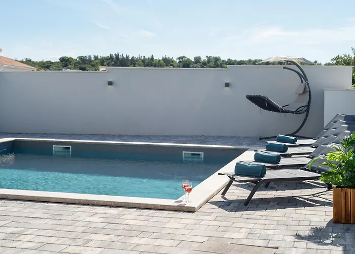 Luxury Jakov With Pool 别墅