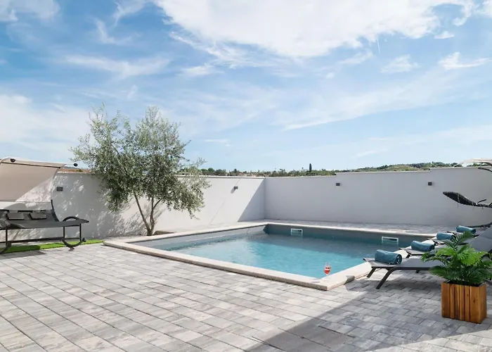 Luxury Jakov With Pool 别墅