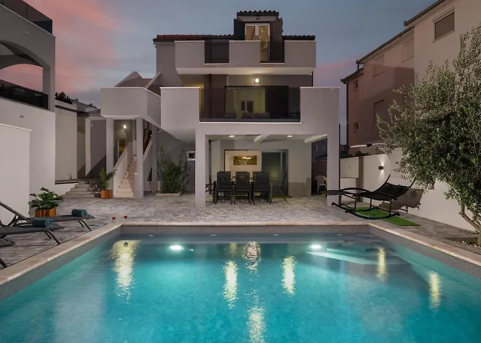 Luxury Jakov With Pool 别墅 *